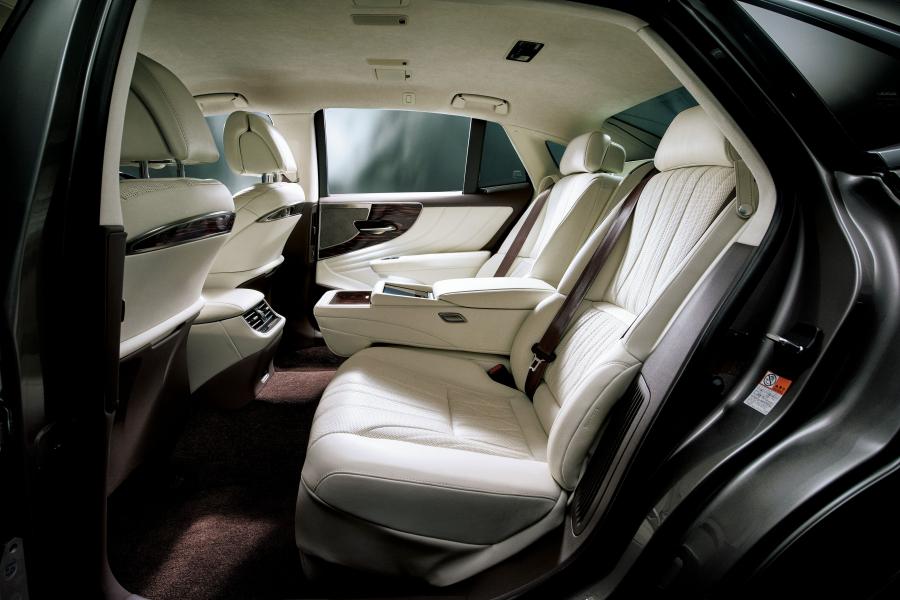 Интерьер Lexus LS500h 2017 года  (JP) (фото 8 из 35)